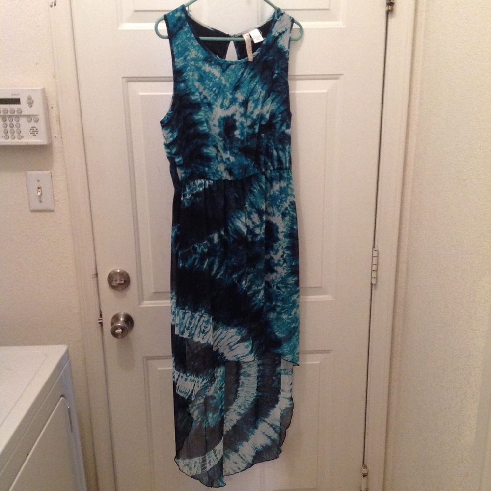 Lady's dress size large and by Lola's